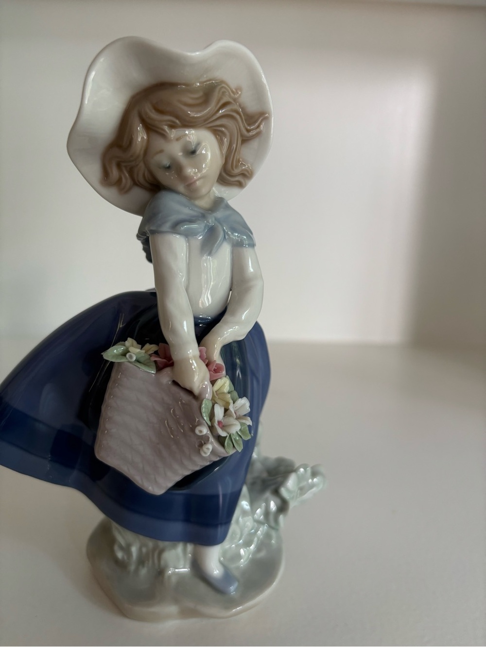 Lladro Porcelain Figurine VNT - #5222 Pretty Picking Girl w/flower basket MINT